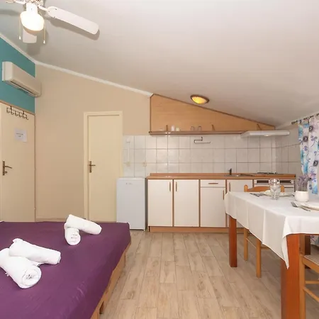Pansion Pirat Bed & Breakfast Petrcane Exterior photo