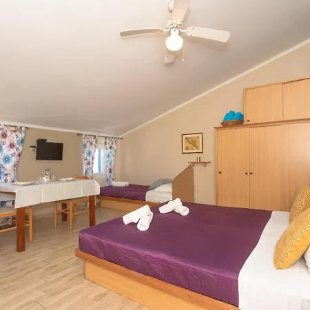 Pansion Pirat Bed & Breakfast Petrcane Exterior photo