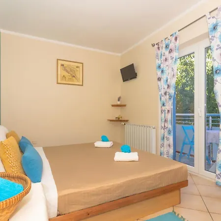 Pansion Pirat Bed & Breakfast Petrcane Exterior photo