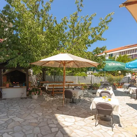 Pansion Pirat Bed & Breakfast Petrcane Exterior photo